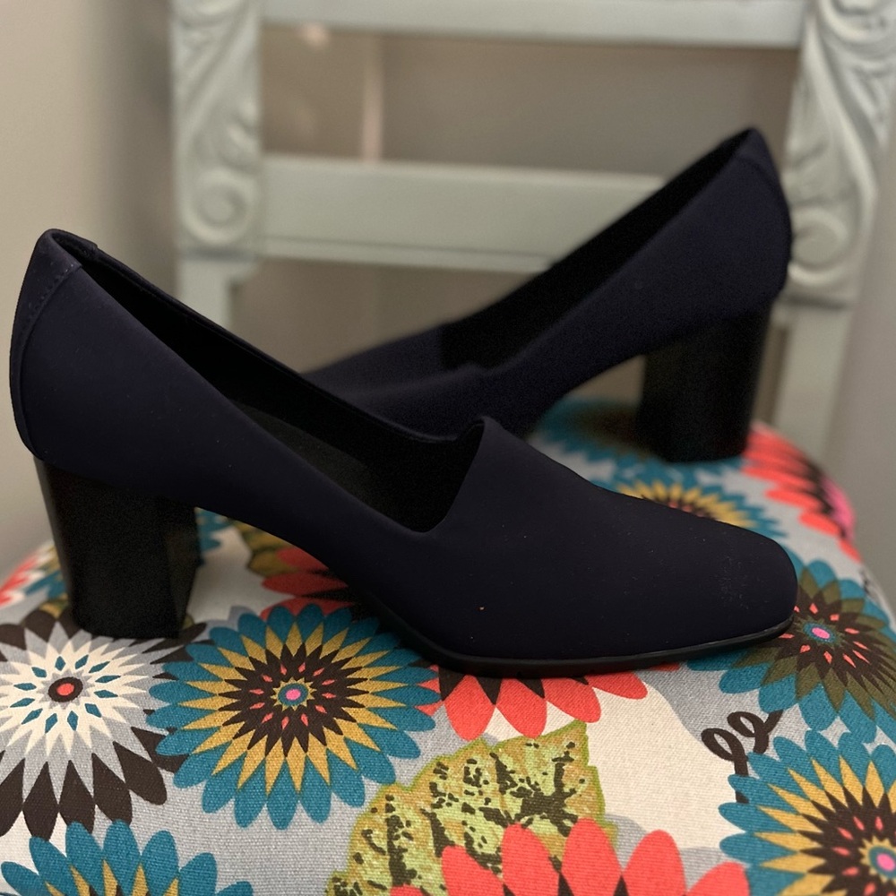 Midnight by Aerosoles Tailored High Heel Pump.